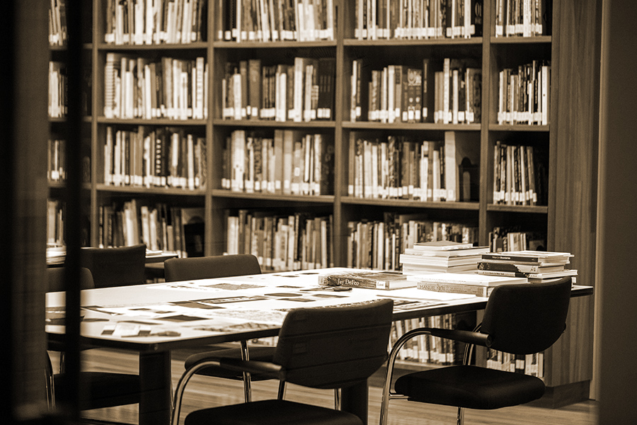 Photographie d'un centre d'archives avec une bibliothèque