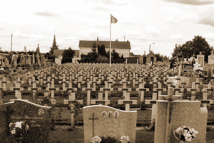 Photographie d'un cimetière civil et militaire